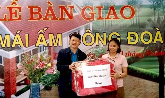 Ông Phạm Việt Dũng - Chủ tịch LĐLĐ tỉnh Thái Nguyên tặng quà nữ đoàn viên. Ảnh: CĐCC