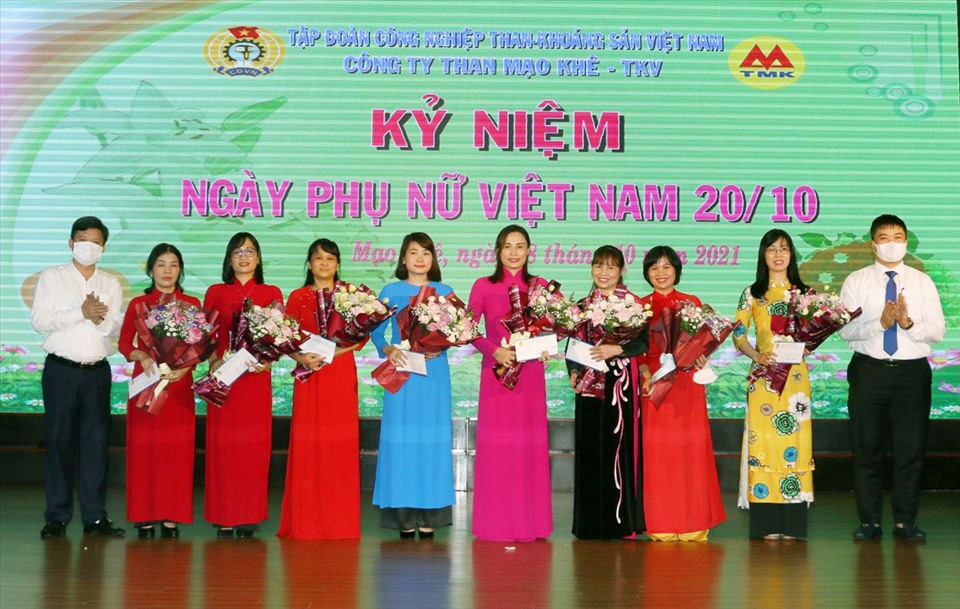 Lãnh đạo Công ty Than Mạo Khê khen thưởng các tiểu ban nữ công xuất sắc. Ảnh: TKV