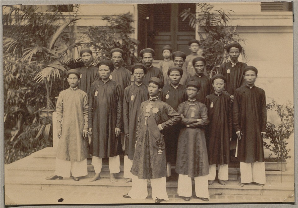 Vua Thành Thái (hàng đầu, chống tay) cùng các triều thần trong thường phục áo ngũ thân. Ảnh tư liệu của TS Phan Thanh Hải.