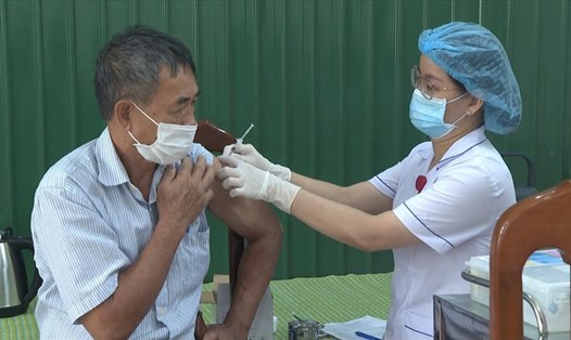 Tiêm vaccine phòng COVID-19 cho người dân trên địa bàn tỉnh Ninh Bình. Ảnh: NT