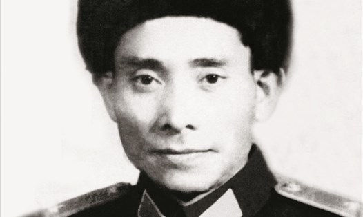 Hồng Thủy (Nguyễn Sơn) nhận quân hàm Thiếu tướng Quân Giải phóng nhân dân Trung Quốc. Ảnh tư liệu