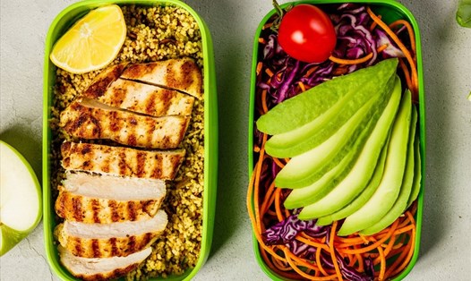 Eat clean không hề "khó nhằn" như bạn tưởng. Ảnh: Healthy lunch boxes royalty free.