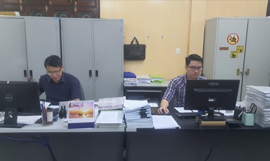 Cán bộ BHXH tỉnh Thái Bình làm việc khẩn trương, tích cực để đẩy nhanh tiến độ giải quyết hỗ trợ người lao động gặp khó khăn do ảnh hưởng của dịch COVID-19. Ảnh: T.D