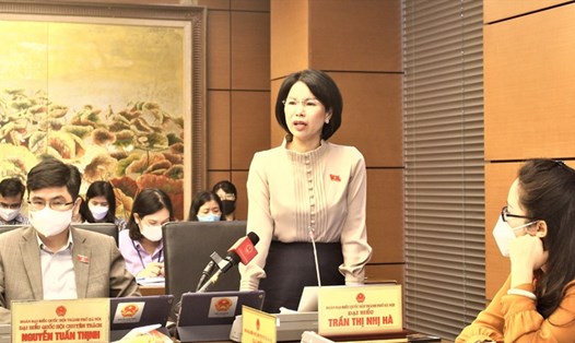 Bà Trần Thị Nhị Hà (đại biểu Đoàn TP.Hà Nội, Giám đốc Sở Y tế Hà Nội) phát biểu thảo luận tại tổ.
