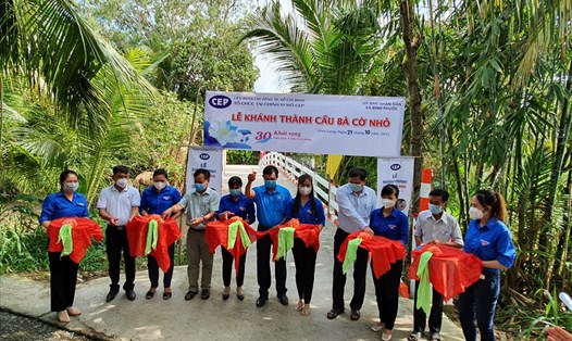 Chủ tịch LĐLĐ tỉnh Vĩnh Long Huỳnh Bá Long (áo xanh, giữa), Giám đốc chi nhánh CEP Vĩnh Long Phan Công Trực (thứ hai từ trái qua) cùng chính quyền địa phương cắt băng khánh thành cầu Bà Cờ Nhỏ.