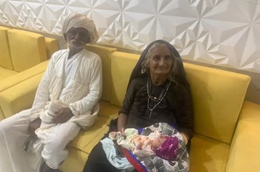 Cụ bà Ấn Độ Rabari được cho là 70 tuổi vừa sinh con đầu lòng. Ảnh: Naresh Bhanushali