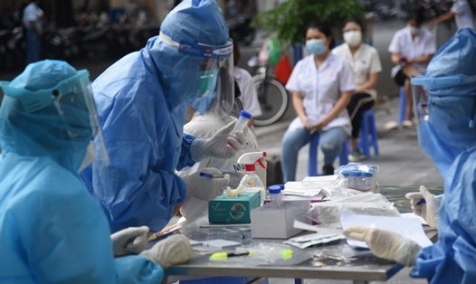 Cán bộ y tế lấy mẫu xét nghiệm COVID-19 tại Hà Nội. Ảnh: Hoàng Lê