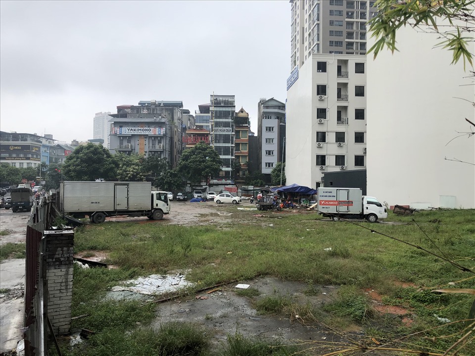 Dự án tại khu đất mặt tiền ngay ngã từ đường Trần Bình - Nguyễn Hoàng đang được rao bán với giá 340 tỉ đồng. Ảnh: Cao Nguyên