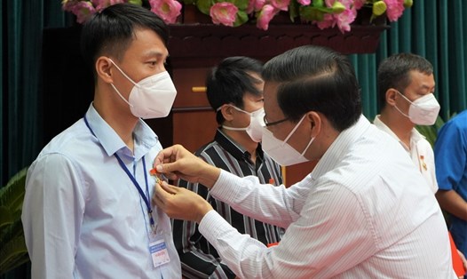 Chủ tịch UBND TPHCM Phan Văn Mãi trao tặng Huy hiệu TPHCM cho các cán bộ, nhân viên y tế tham gia chống dịch COVID-19. Ảnh: Anh Tú
