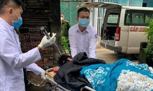 Nhân viên y tế đưa nạn nhân Dũng cùng con dao quắm găm chặt vào đầu đi cấp cứu tại Bệnh viên Đa khoa Quảng Ninh. Ảnh: CTV