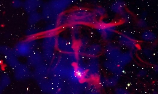 Một chùm khí được một hố đen trong nhóm thiên Nest200047 tạo ra, đang lan truyền trong không gian giữa các thiên hà. Ảnh: ASTON