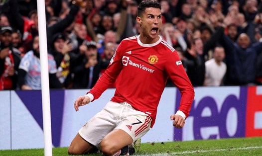 Thảm cỏ Old Trafford lại một lần nữa in dấu trượt của Ronaldo. Ảnh: Champions League.