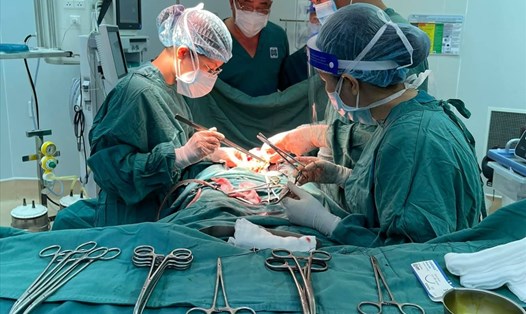 Bác sĩ đang phẫu thuật bóc tách khối u. Ảnh: BSCC