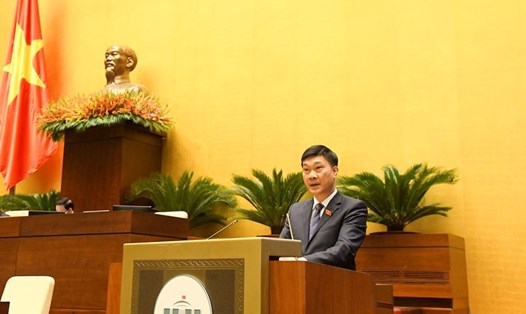 Chủ nhiệm Ủy ban Kinh tế của Quốc hội Vũ Hồng Thanh trình bày Báo cáo thẩm tra về dự án Luật Kinh doanh bảo hiểm. Ảnh: QH