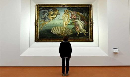 Bức tranh “Sự ra đời của thần Vệ nữ” được trưng bày trong bảo tàng. Ảnh: AFP