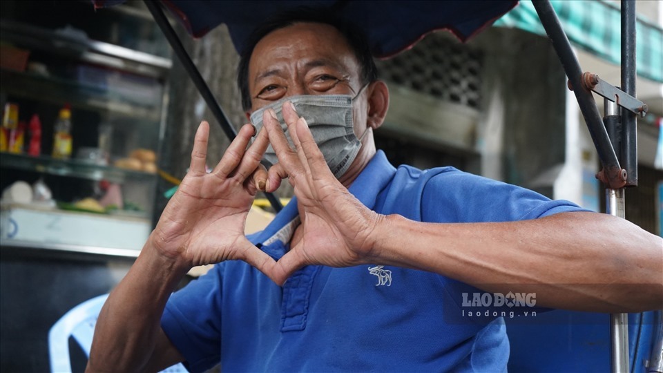 Một người bán vé số miền Tây bày tỏ niềm vui khi hoạt động vé số được mở trở lại. Ảnh: Bạch Cúc