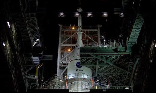Tàu vũ trụ Orion cho sứ mệnh Artemis 1 của NASA trên đỉnh siêu tên lửa Hệ thống Phóng Không gian SLS tại Trung tâm Vũ trụ Kennedy. Ảnh: NASA
