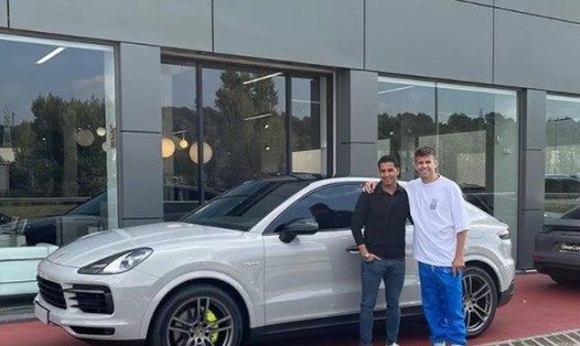 Gerard Pique bên cạnh chiếc Porsche mới mua. Anh bị chê vì phong cách ăn mặc không giống ai. Ảnh: Instagram.