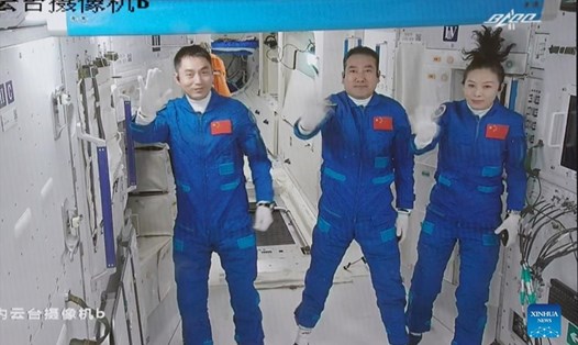Ba phi hành gia Trung Quốc trên module Thiên Hà. Ảnh: Xinhua