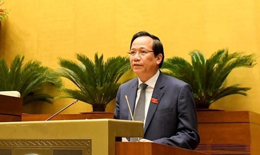 Bộ trưởng Bộ Lao động, Thương binh - Xã hội Đào Ngọc Dung trình bày báo cáo tình hình thực hiện chính sách, chế độ bảo hiểm xã hội, quản lý và sử dụng Quỹ bảo hiểm xã hội năm 2020. Ảnh: QH