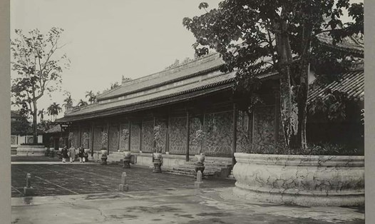 Mặt trước điện Cần Chánh