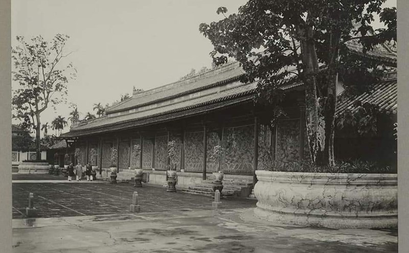 Mặt trước điện Cần Chánh