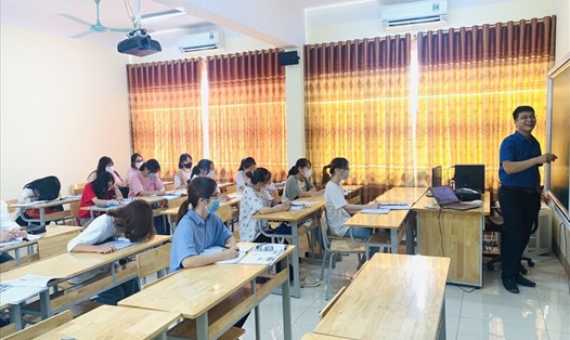Sinh viên Đại học Thái Nguyên trở lại trường học trực tiếp. Ảnh: NTCC.