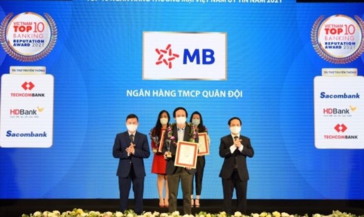 Phó tổng giám đốc MB Lê Quốc Minh đại diện nhận giải thưởng. Ảnh: MB