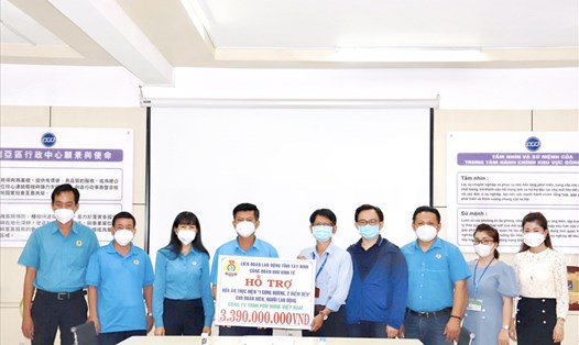 Liên đoàn Lao động tỉnh Tây Ninh trao bảng tượng trưng cho Ban Giám đốc và Chủ tịch Công đoàn cơ sở Công ty TNHH Pou Hung Việt Nam.