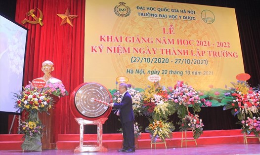 GS Lê Ngọc Thành - Hiệu trưởng Trường Đại học Y Dược đánh trống khai giảng năm học mới 2021-2022. Ảnh: Thanh Xuân