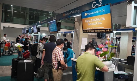Kể từ khi tăng tần suất chuyến bay, sân bay Tân Sơn Nhất đã đón nhiều hành khách hơn, giá vé máy bay TPHCM-Hà Nội cũng giảm mạnh. Ảnh: Khánh Linh