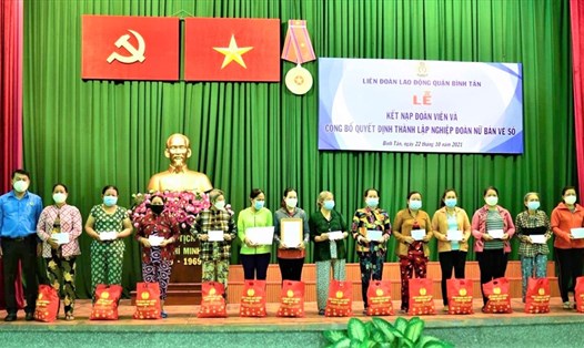 Các đoàn viên Nghiệp đoàn nữ bán vé số của Quận Bình Tân (TPHCM) được tặng quà trong ngày thành lập nghiệp đoàn. Ảnh: Đức Long