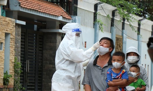Lực lượng y tế tỉnh Đắk Lắk xét nghiệm cho người dân tại 1 ổ dịch COVID-19. Ảnh: B.T