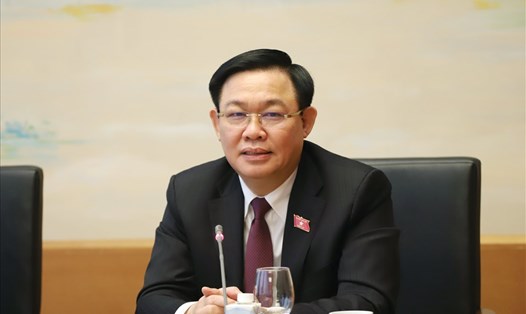 Chủ tịch Quốc hội Vương Đình Huệ thảo luận tại tổ chiều 22.10. Ảnh PV