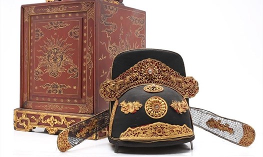 Mũ quan văn triều Nguyễn và hộp đựng mũ chuẩn bị đấu giá ở Tây Ban Nha.