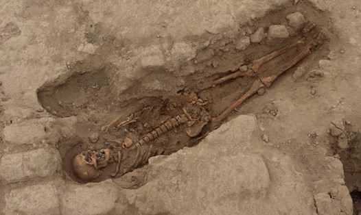 Một bộ xương trong mộ cổ ở  Huaca Santa Rosa de Pucala. Ảnh: AFP