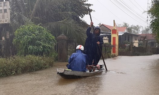 Mưa lớn làm nhiều tuyến đường ở thôn Xuân Tùy (xã Quảng Phú, huyện Quảng Điền, Thừa Thiên Huế) ngập sâu. Ảnh: P. Đạt.