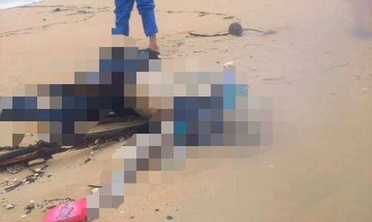Thi thể người đàn ông được phát hiện ở bờ biển Quảng Nam. Ảnh: Chí Đại