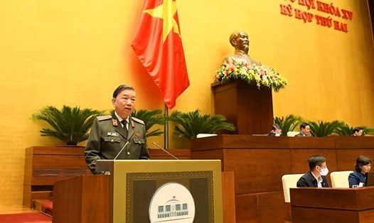 Bộ trưởng Bộ Công an Tô Lâm, thừa ủy quyền của Thủ tướng Chính phủ trình bày Báo cáo công tác phòng, chống tội phạm và vi phạm pháp luật năm 2021. Ảnh: QH