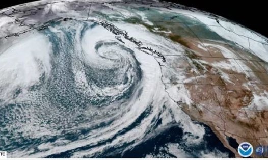 "Cơn bão mạnh nhất trong lịch sử vùng Tây Bắc" của Mỹ nhìn từ vệ tinh. Ảnh: NOAA