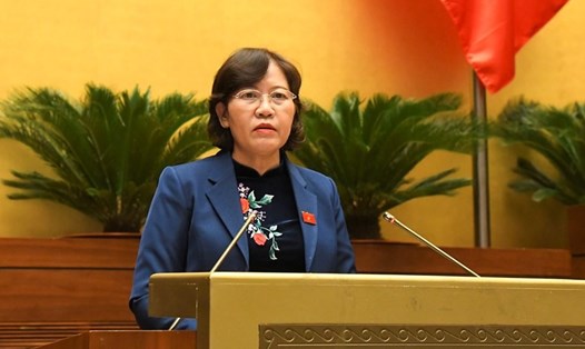 Chủ nhiệm Ủy ban Tư pháp của Quốc hội Lê Thị Nga trình bày báo cáo thẩm tra. Ảnh: QH