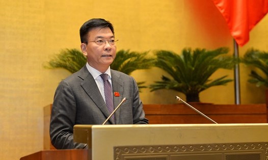 Bộ trưởng Bộ Tư pháp Lê Thành Long trình bày báo cáo về công tác phòng, chống tham nhũng. Ảnh QH