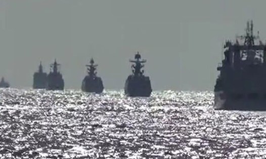 Ảnh trích từ video được phát hành ngày 23.10.2021, cho thấy một nhóm tàu ​​hải quân của Nga và Trung Quốc đang tiến hành tuần tra quân sự chung ở vùng biển Thái Bình Dương. Ảnh: Bộ Quốc phòng Nga
