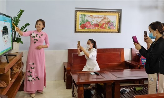 Các cô giáo ở Đắk Nông làm clip cho các em học sinh mầm non học tập tại nhà.