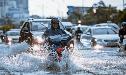 Lái xe dưới trời mưa có thể gặp rất nhiều rủi ro, sự cố bất ngờ, gây nguy hiểm cho bản thân và các phương tiện khác. Ảnh minh hoạ. Ảnh Văn Hạnh