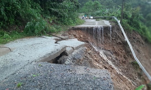 Sạt lở, đứt đường trên đường lên huyện miền núi Trà Bồng, Quảng Ngãi gây cô lập nhiều xã. Ảnh: PV