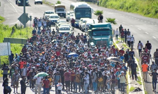 Đoàn người di cư rời Tapachula, Mexico, hướng đến Mỹ. Ảnh: RT/Reuters