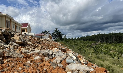 Bức tường mới xây thuộc khuôn viên trường Trường THCS Võ Nguyên Giáp (xã Cư Króa, huyện M’Đrắk, Đắk Lắk) vừa bị sập đổ sập để lại một đống hoang tàn. Ảnh: B.T