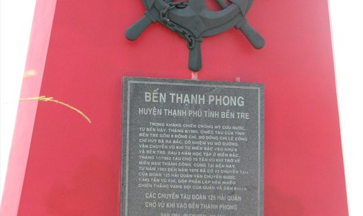 Bia kỷ niệm Bến Thạnh Phong (huyện Thạnh Phú, Bến Tre), nơi đón nhận nhiều "chuyến tàu không số". Ảnh: K.Q