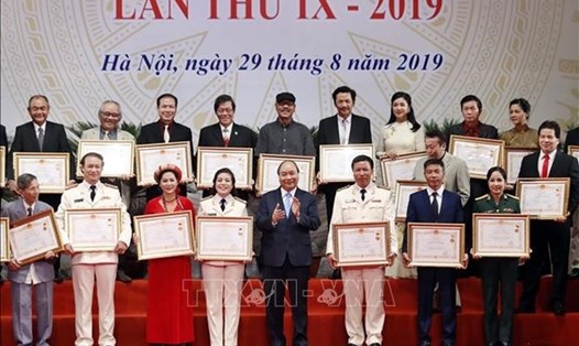 Thủ tướng Nguyễn Xuân Phúc với các nghệ sĩ được trao danh hiệu Nghệ sĩ nhân dân năm 2019. Ảnh: TTXVN